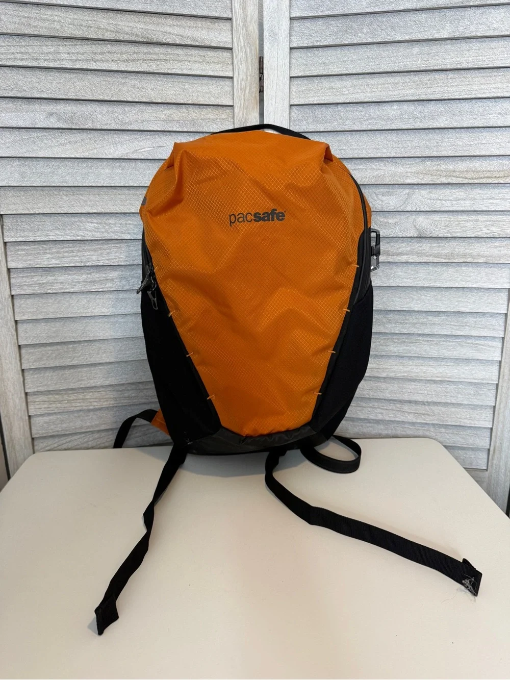 Pacsafe Venturesafe X18 Burnt Orange 8L Backpack